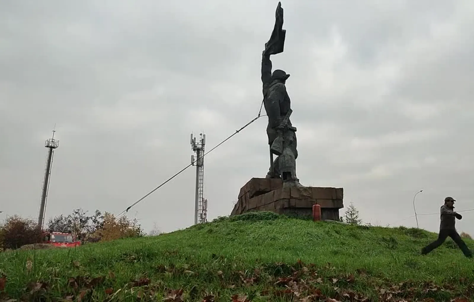 Снесли памятник советскому солдату. Памятник «Украина-освободителям» Ужгород. Ужгород памятник советскому солдату. 19-Тонный памятник советскому солдату снесли в Ужгороде. Украина освободителям Ужгород.