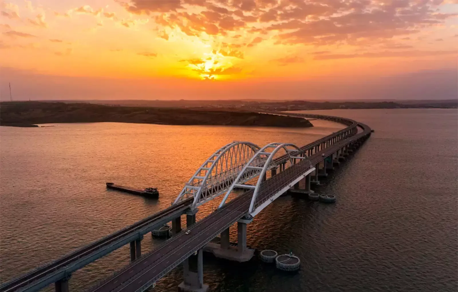 Севастополь керченский мост. Крымский мост. Крымский мост река. Крымский мост Керченский пролив. Арка Крымского моста.