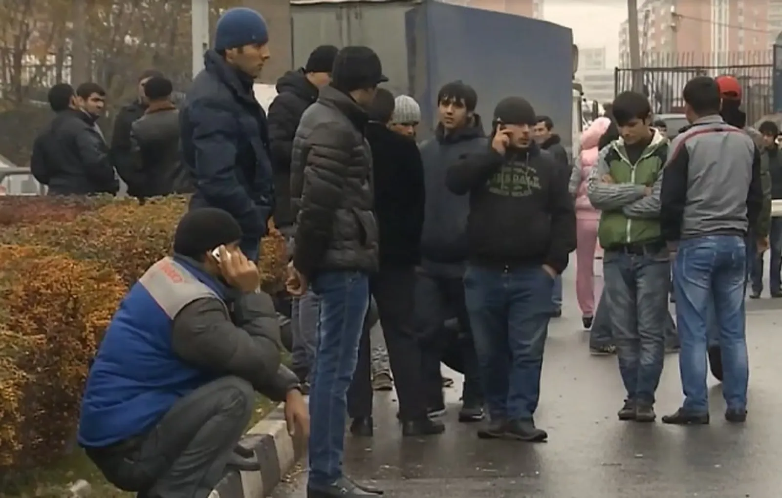 Приезжий снял шапку и перчатки и положил их на стул