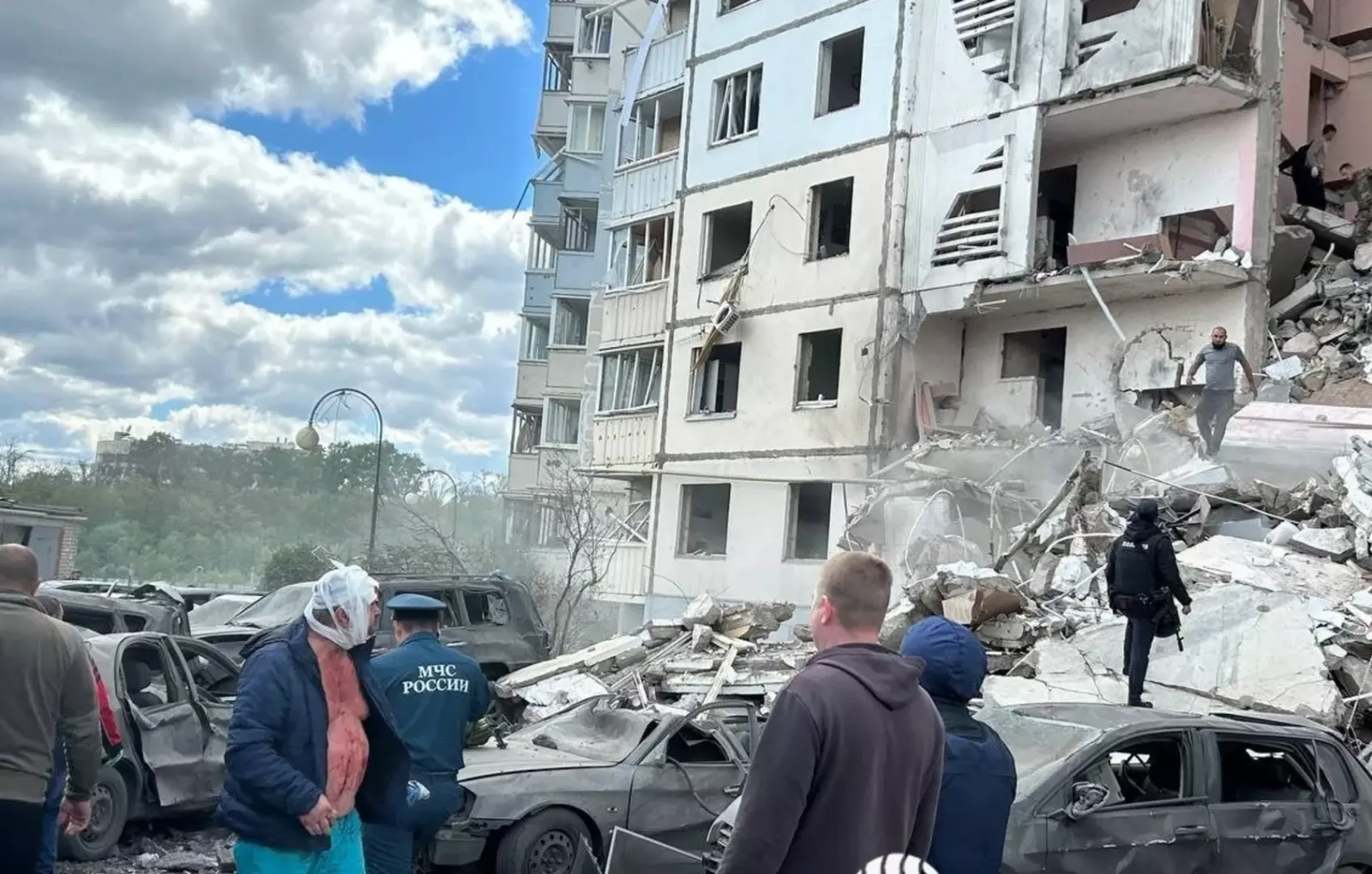 Сводная бригада медиков выдвинулась в Белгород для помощи после обрушения дома