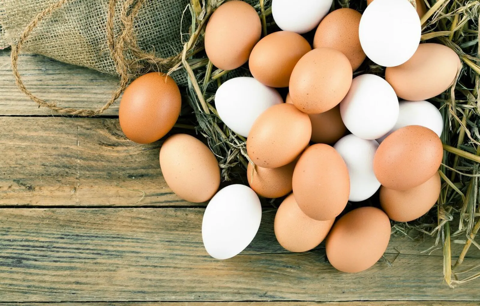 Яйцо в 7 месяцев. Яйцо. Яйца домашние белые коричневые. Яйцо домашнее куриное. Яйца и яичные продукты.